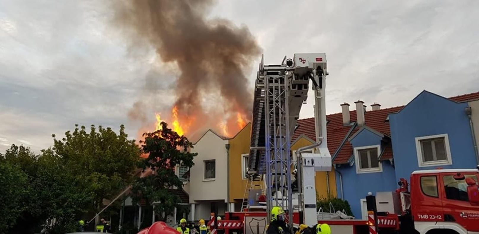 Die Flammen waren mehrere Meter hoch.