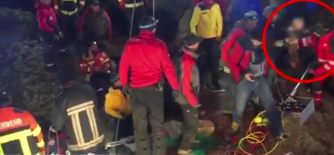 Heute.at - Kind (2) fällt in Felsspalte: Nach 13 Stunden gerettet