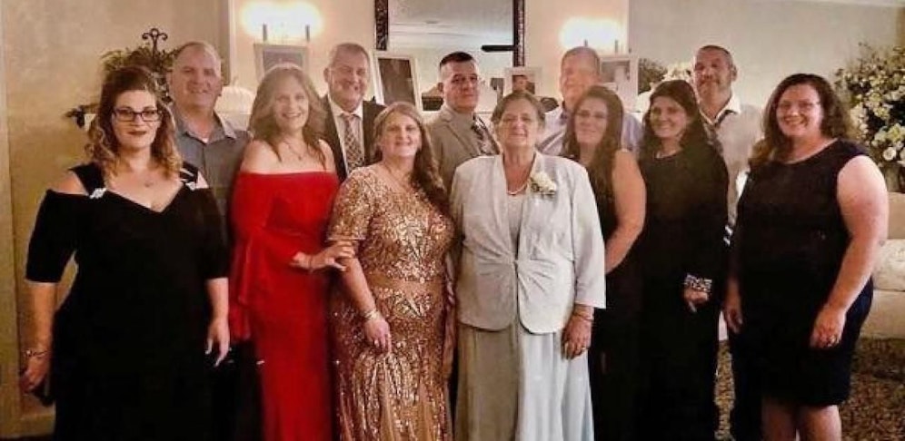 Grace Fusco (Mitte) und ihre elf Kinder bei einem Familientreffen in New Jersey Anfang März 2020. Grace und ihr Sohn Carmine Fusco starben am 18. März, Tochter Rita am 13. März und Sohn Vincent am 19. März an den Folgen von Covid-19.