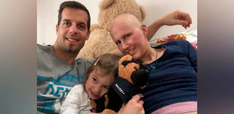 Familie Staudinger vereint, daheim auf der Couch.