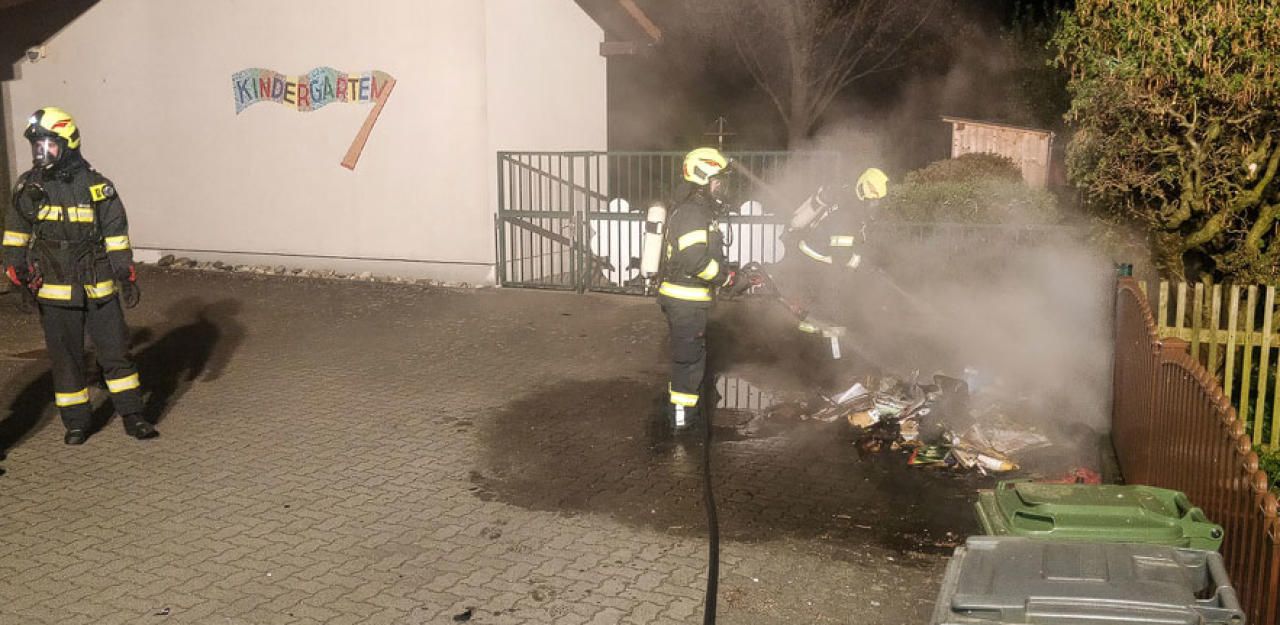 Heute.at - Feuer neben Kindergarten: Kripo jagt Brandstifter