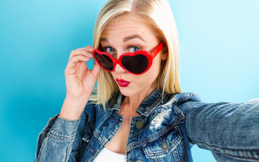 Die meisten Frauen zeigen sich auf Selfies in einem Winkel von oben nach unten.