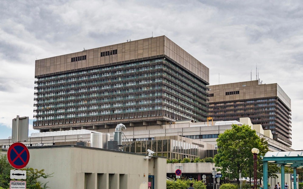 Eine Wiener Ärztin soll sich nach einem Arlberg-Aufenthalt mit dem Corona-Virus infiziert und in Wien Kollegen angesteckt haben.