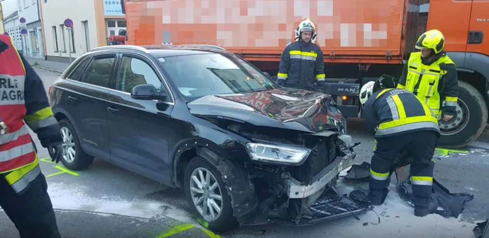 Der Pkw wurde beim Unfall schwer beschädigt.