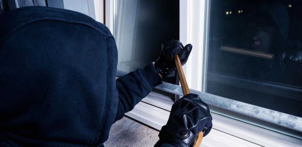 Einbrecher brachen ein Fenster auf