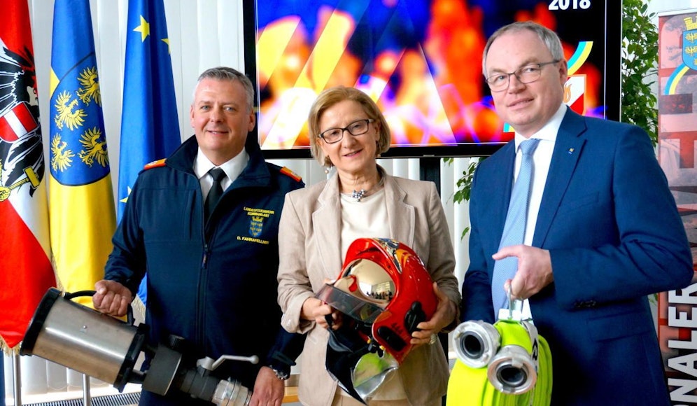 Von links: Landesfeuerwehrkommandant Dietmar "Didi" Fahrafellner, Landeshauptfrau Johanna Mikl-Leitner und ihr Stellvertreter, Feuerwehr-Landesrat Stephan Pernkopf.