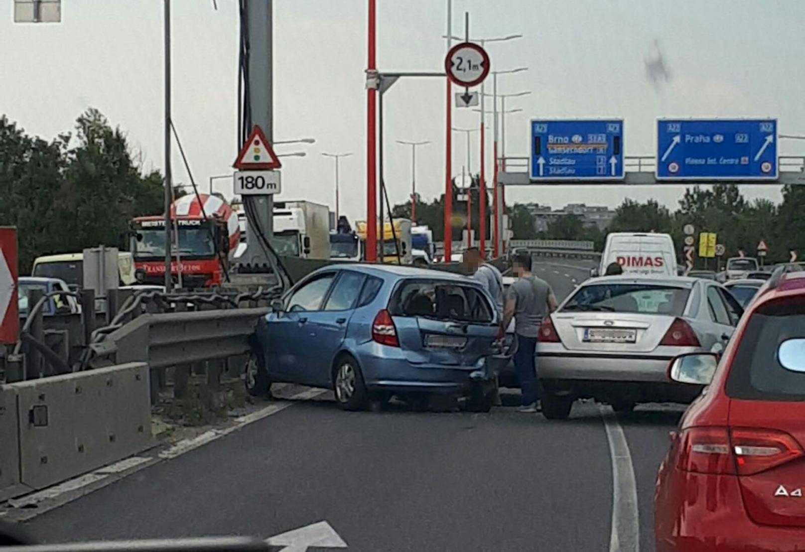 Vier Fahrzeuge waren in den Unfall nahe der Abfahrt zur A22 verwickelt.
