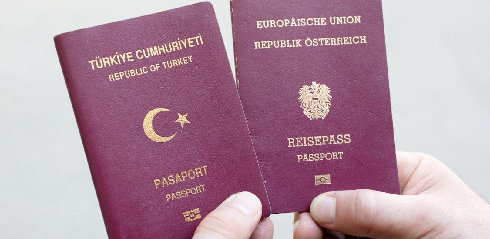 Im Bild ein türkischer (l.) und ein österreichischer Reisepass