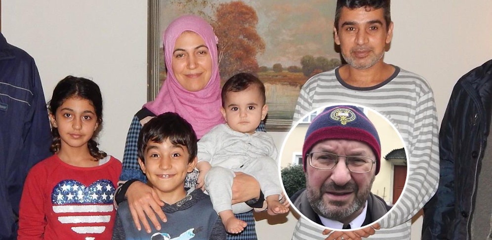 Familie Muashi (nicht am Foto ist der 3-Jährige Sohn) und Pfarrer Reischl (kleines Foto). 