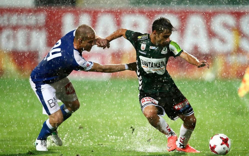 Wr. Neustadt-Torschütze Stefan Hager gegen Ilkay Durmus.