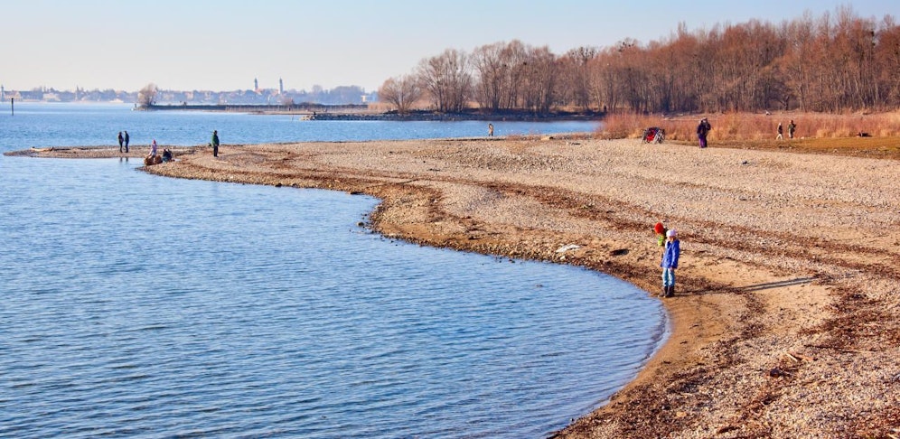 Das Bodenseeufer in Lochau, Vorarlberg.
