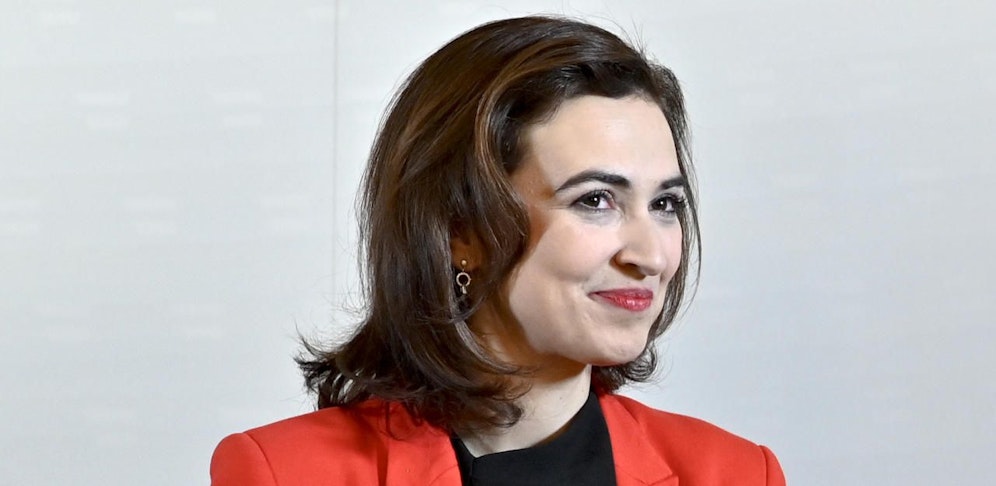 Die neue Justizministerin Alma Zadic (Grüne) ist mit einer unvergleichbaren Hetzkampagne konfrontiert. Sie steht unter Polizeischutz.