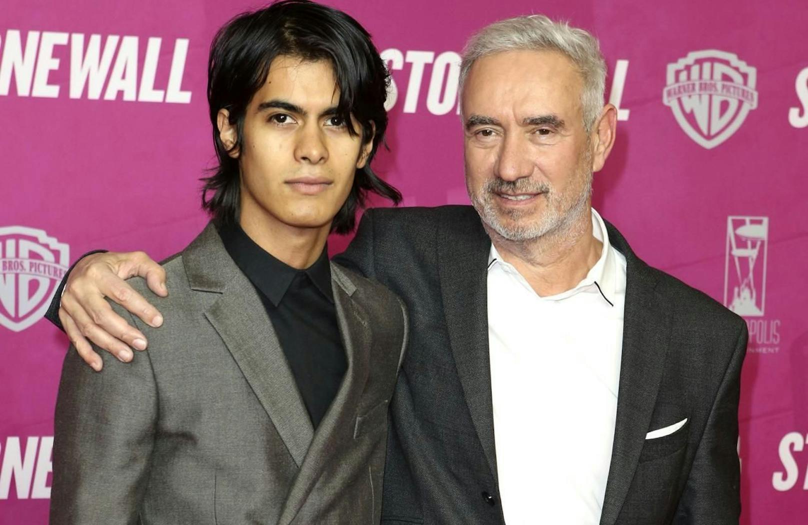 Roland Emmerich mit Lebensgefährte Omar De Soto bei der Premiere des Kinofilms Stonewall 