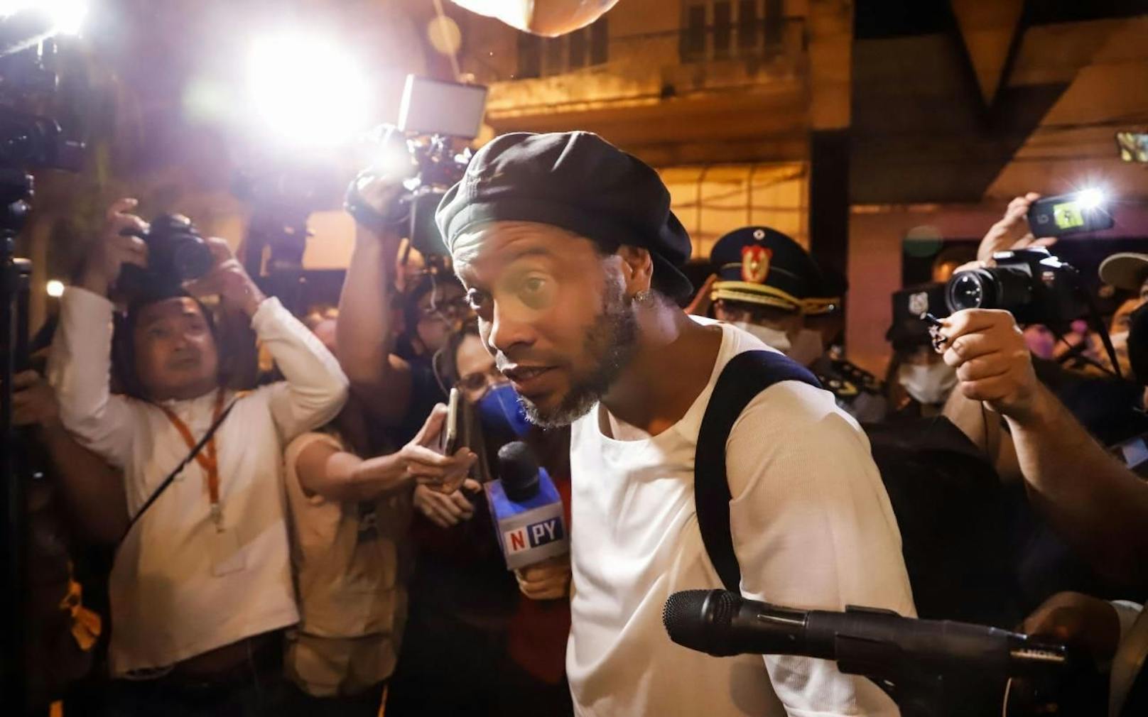 Fußball-Ikone Ronaldinho kam nach einer Kautionszahlung in Hausarrest. 
