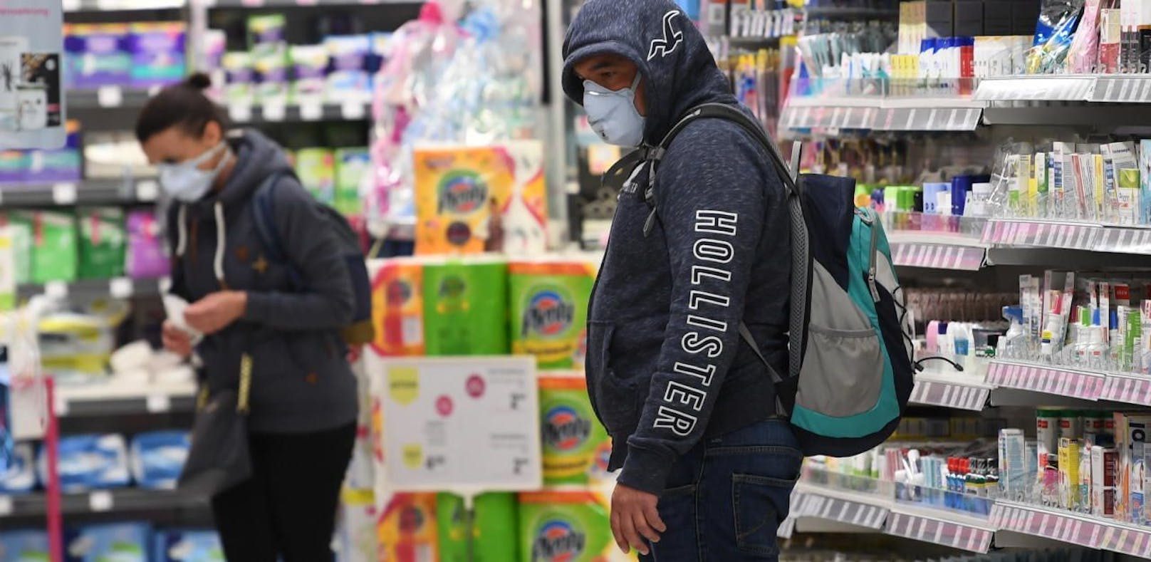 Ein Mann und eine Frau mit Schutzmasken in einem Supermarkt aufgenommen am Montag, 30. März 2020, in Schwechat. Supermärkte dürfen wegen der Coronakrise bald nur noch mit Masken betreten werden.