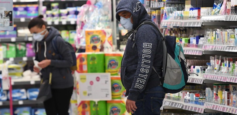 Ein Mann und eine Frau mit Schutzmasken in einem Supermarkt aufgenommen am Montag, 30. März 2020, in Schwechat. Supermärkte dürfen wegen der Coronakrise bald nur noch mit Masken betreten werden.