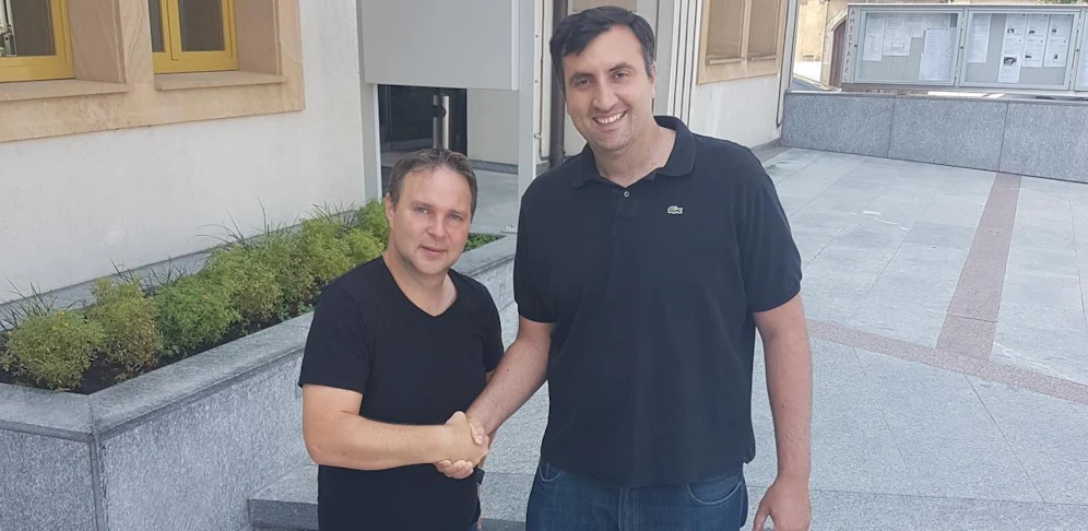 Stadtchef Babler reicht mit seinen 1,83 Meter Kindergärtner Djuric gerade bis zur Schulter.