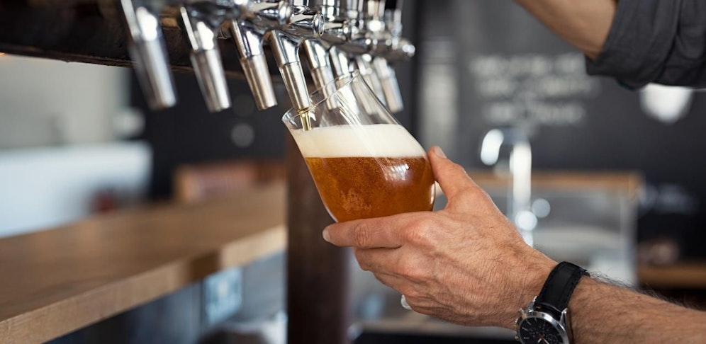 Anzeigen für Wirt und zwei Gäste  der Gastwirt hatte illegal sein Lokal aufgesperrt.