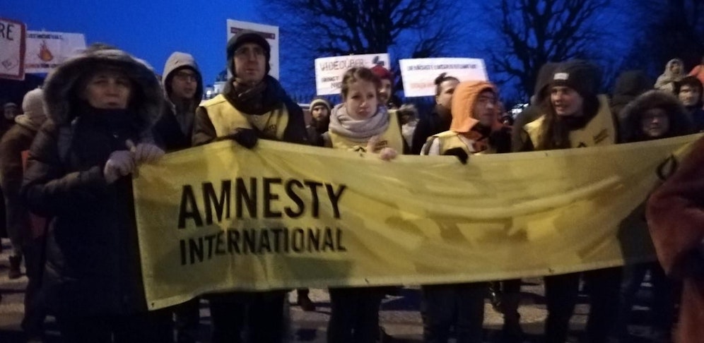 Amnesty International warnt vor dem geplanten Sicherheitspaket der Regierung. Im Bild: Die Amnesty-International Demo gegen das "Überwachungspaket" vor dem Kanzleramt am Ballhausplatz. 