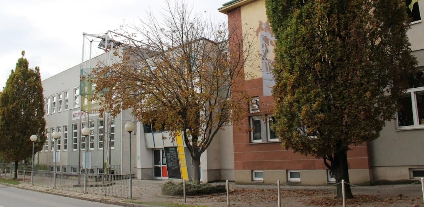Einbrecher schlugen bei der NMS in Gerasdorf bei Wien zu.