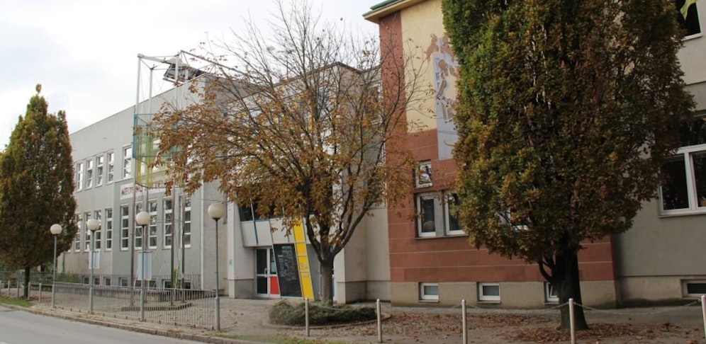 Einbrecher schlugen bei der NMS in Gerasdorf bei Wien zu.