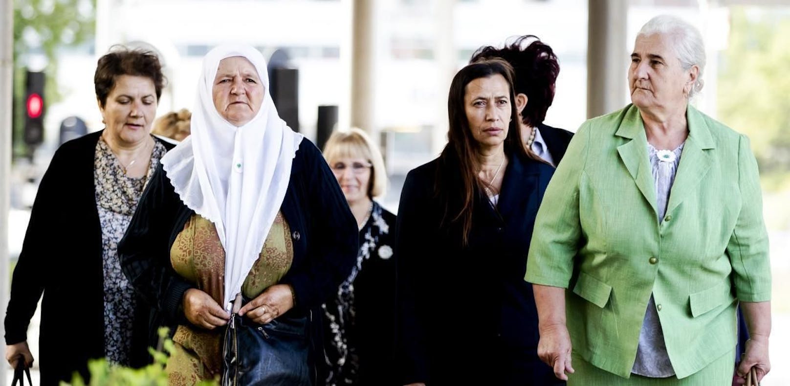 Bosnische Frauen der Organisation &quot;Mütter von Srebrenica&quot; beim Prozess im niederländischen Den Haag.