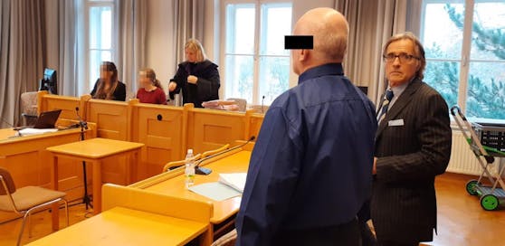 Der Angeklagte beim Prozess mit Anwalt Kresbach (re.).