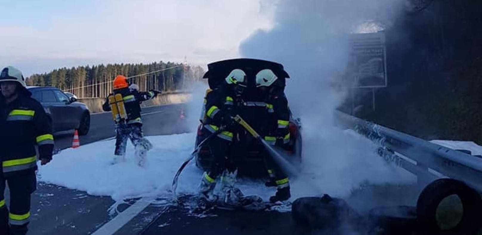 A1 "schäumte": Auto fing während der Fahrt Feuer