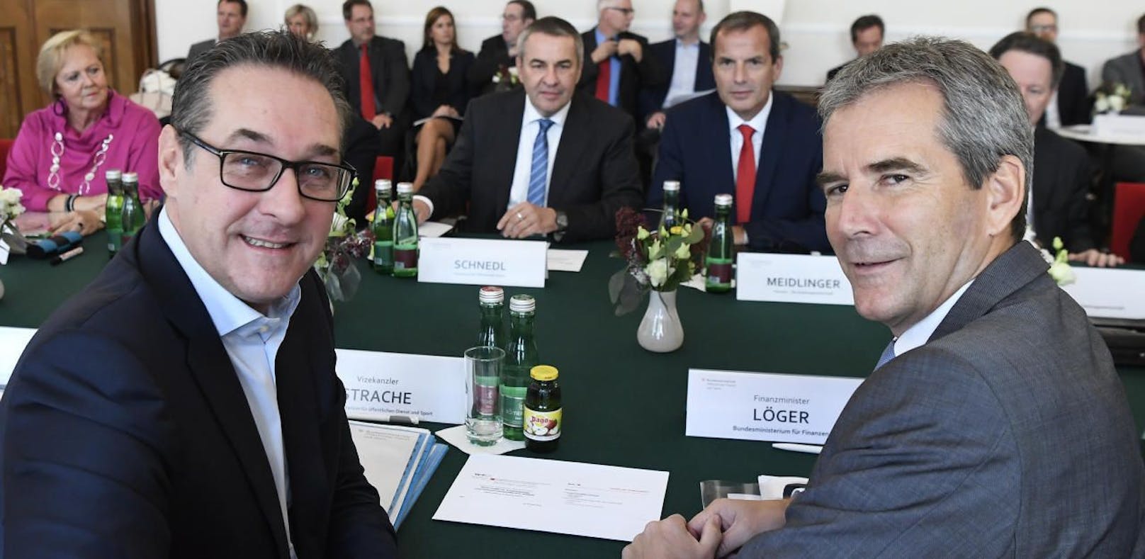 Vizekanzler Heinz-Christian Strache (FPÖ) und Finanzminister Hartwig Löger (ÖVP) sind ebenso wie GÖD-Vorsitzender Norbert Schnedl zufrieden. 