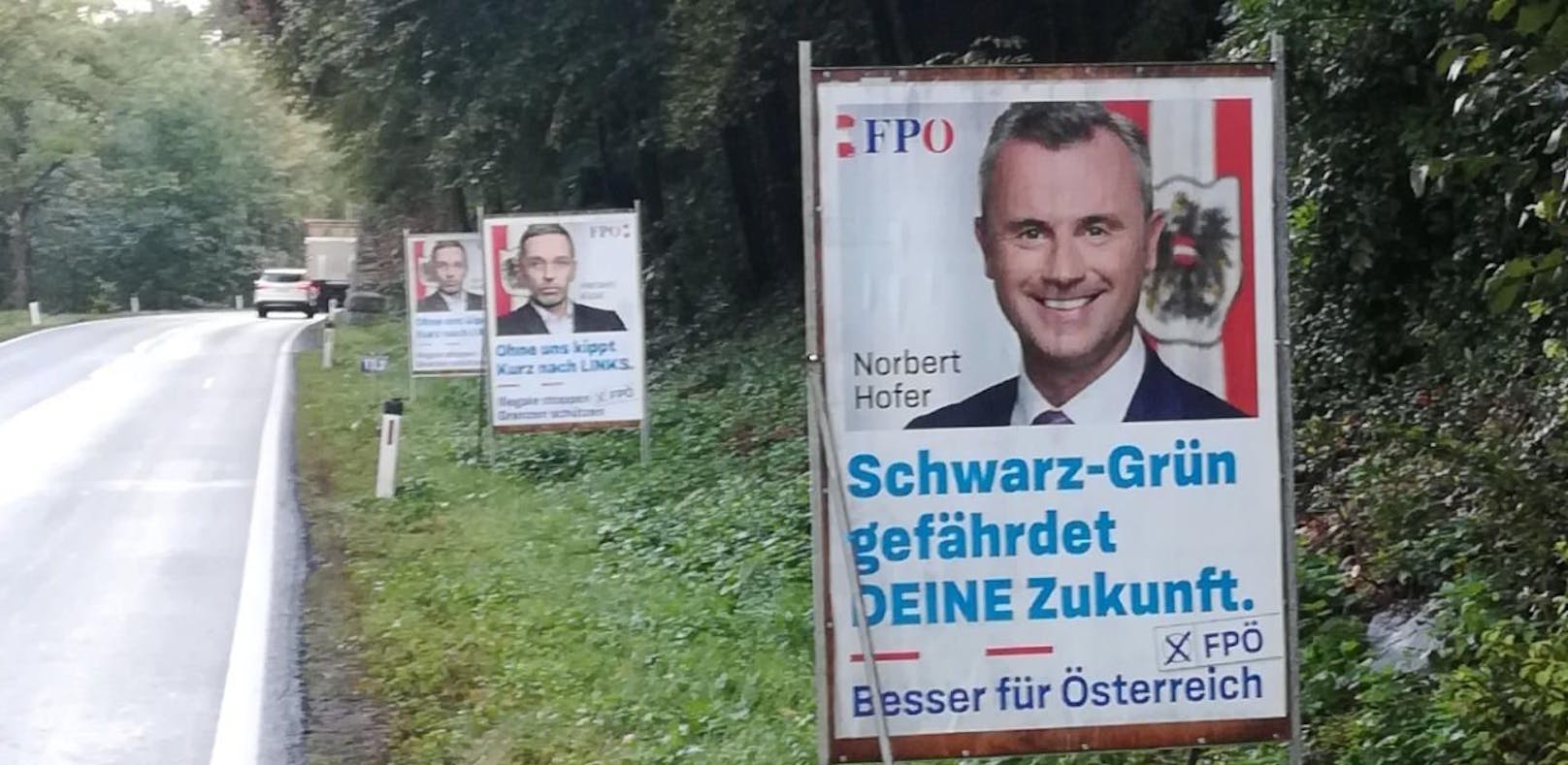 An der B 130 bei Hartkirchen stehen noch immer Wahlplakate.