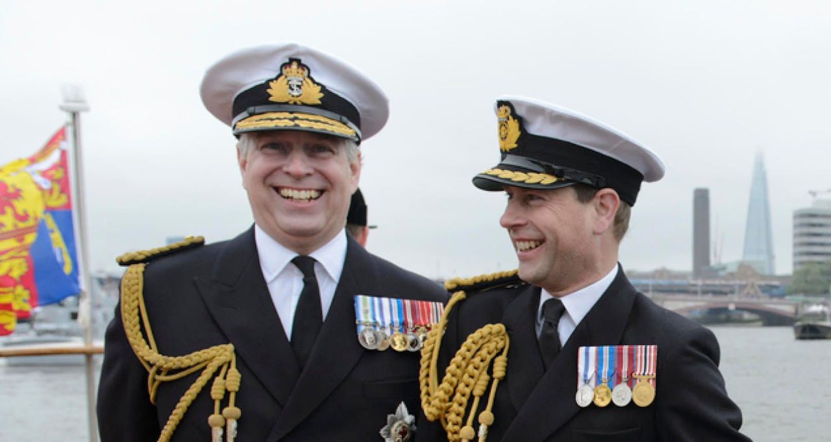Prinz Andrew (links, mit Prinz Edward) wird mit einem weiteren mutmaßlichen Vergewaltiger in Verbindung gebracht.