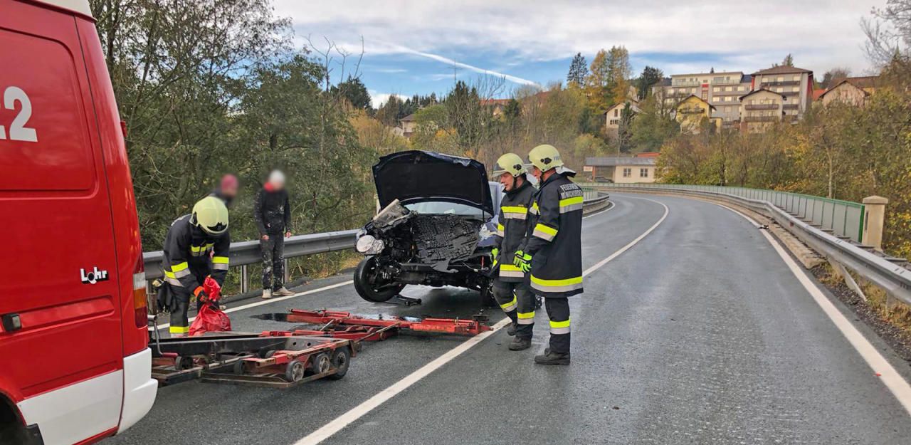 Heute.at - Glatteis! Auto schleuderte und krachte in Leitschiene