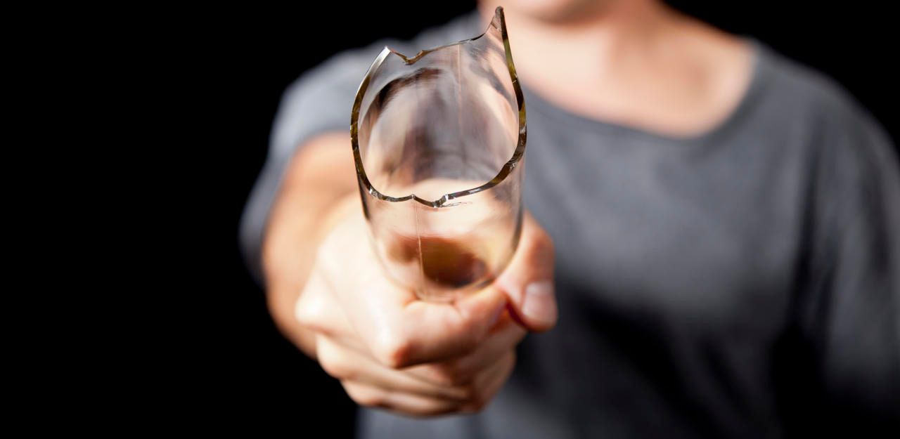 Ein 33-jähriger Österreicher soll seinem Kontrahenten eine Glasflasche auf den Kopf geschlagen und ihn anschließend mit der zerbrochenen Flasche im Gesicht verletzt haben.