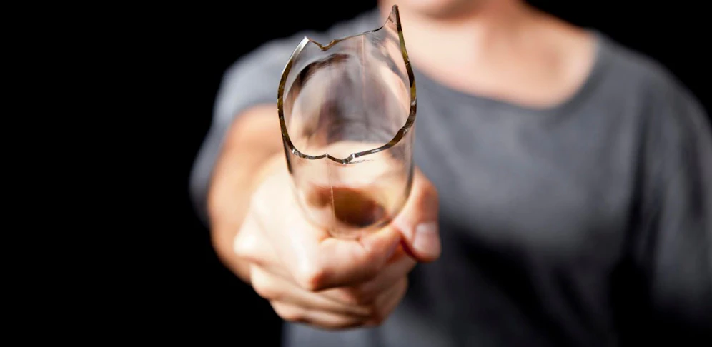 Der Mann griff mit einer abgebrochenen Glasflasche an. 