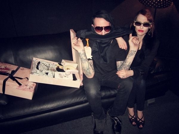 Heute.at - Marilyn Manson trägt Lena Hoschek