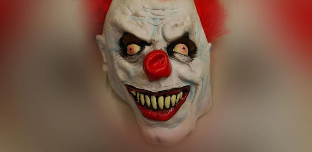 Ein Mann jagte seine Tochter mit einer Clown-Maske. (Symbolfoto)