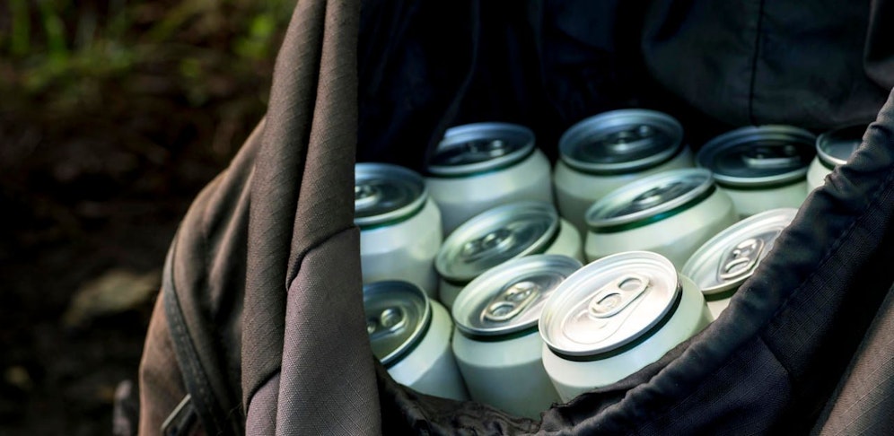 Der Vater entdeckte die gestohlenen Bierdosen im Rucksack seines Buben. (Symbolbild)