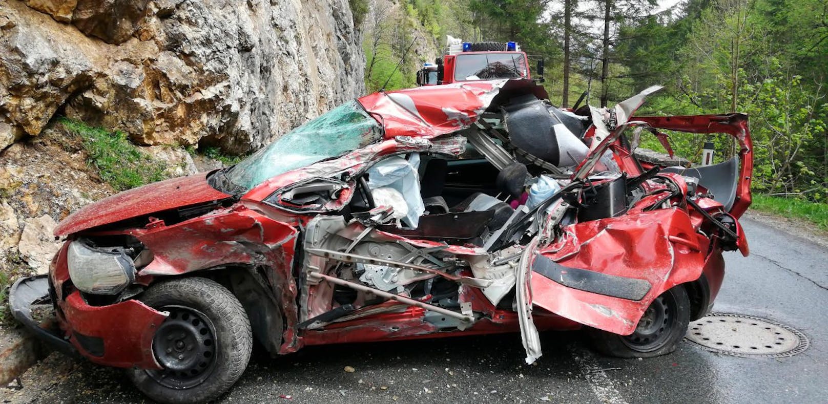 Tonnenschwerer Fels trifft Auto – Lenkerin (49) tot