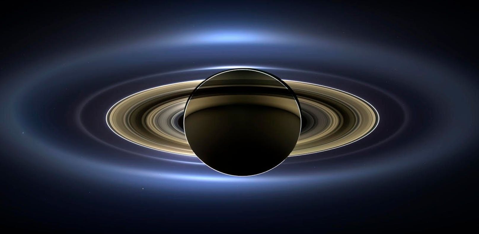 Einige der Aufnahmen stammen von Sonde Cassini, welche im August den Saturn passierte.