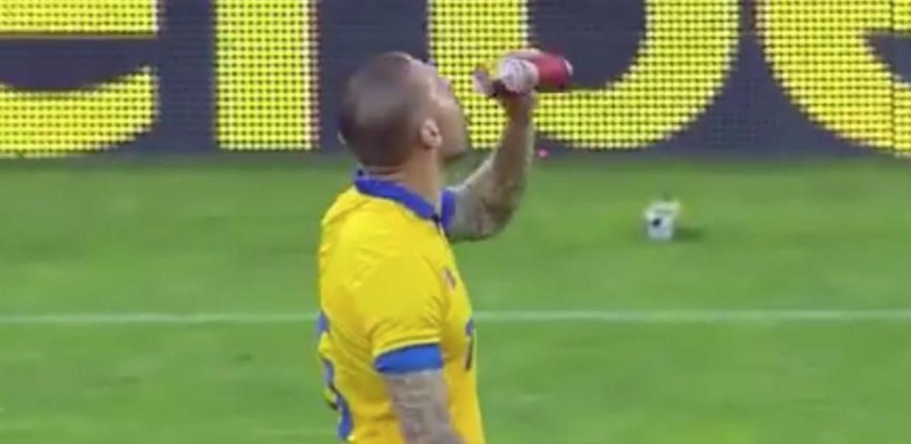Heute.at - Zielwasser! Fußballprofi trinkt Bier und trifft