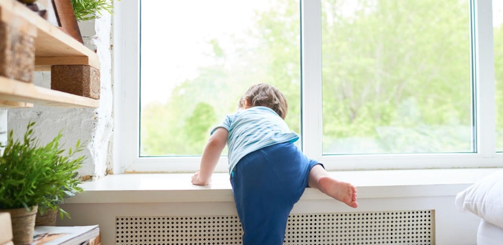 Ein 4-Jähriger stürzte aus dem Fenster