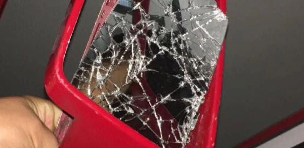 Auto beschädigt: Feuerwehr sucht nach Unfalllenker. 