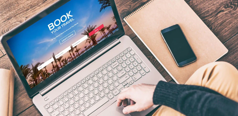 Urlaubsbuchung: Der Griff zum Smartphone kann beim Sparen helfen.