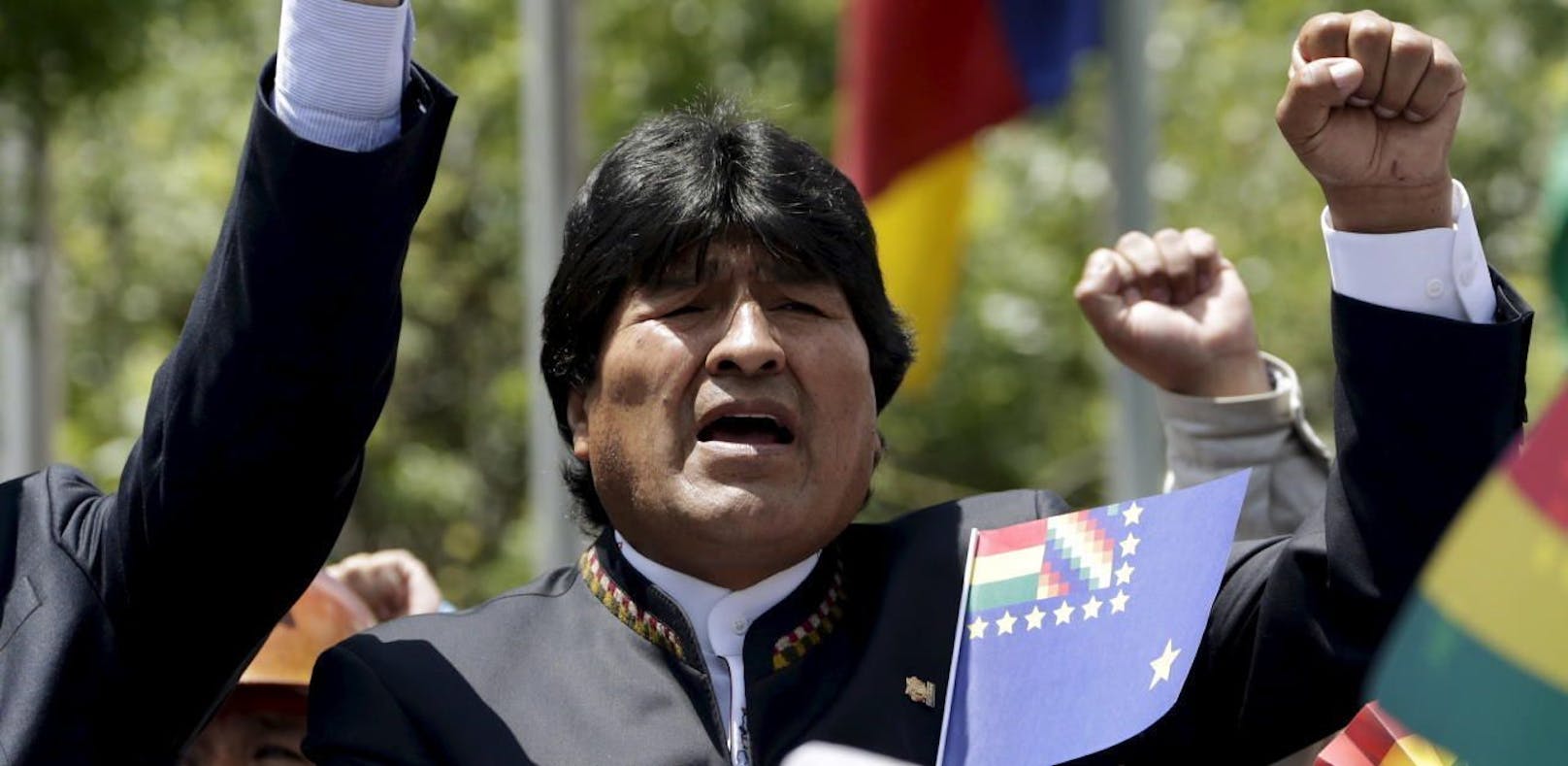 Boliviens Präsident Evo Morales beim Singen der Nationalhymne.