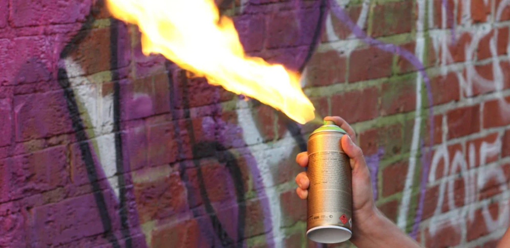 Der mann steckte die Katze mit einem Deospray und einer Kerze in Brand.