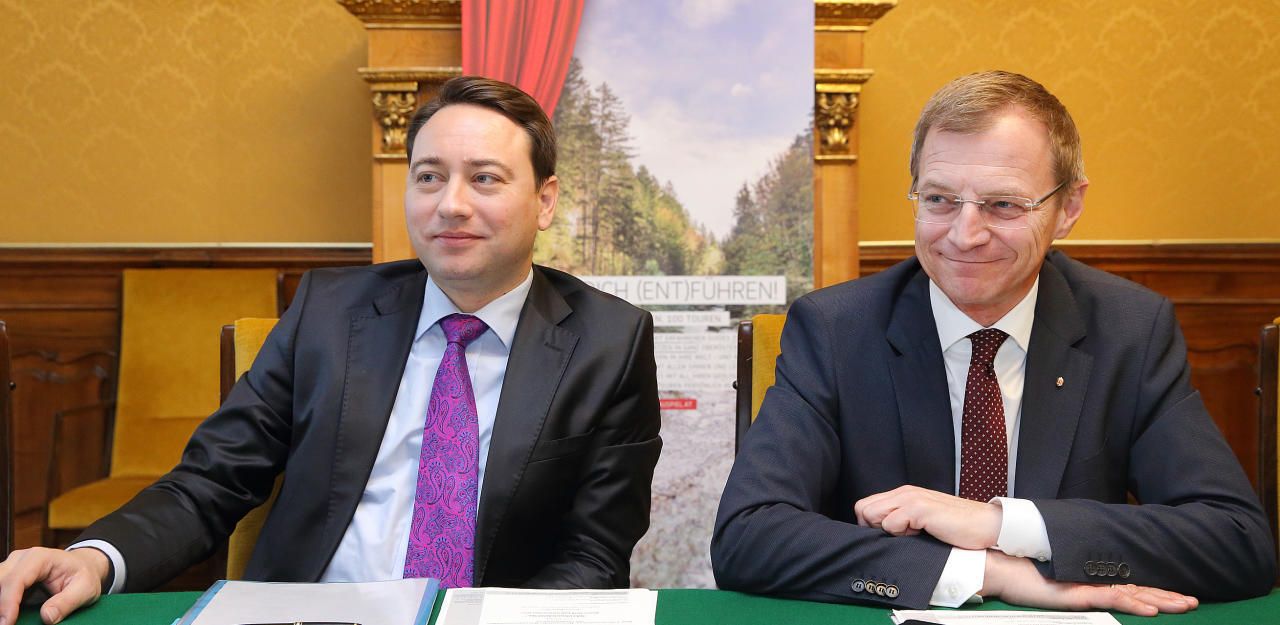 LH Thomas Stelzer (ÖVP, re.) und LH-Stv. Manfred Haimbuchner  (FPÖ): Kein harmonischer Start.