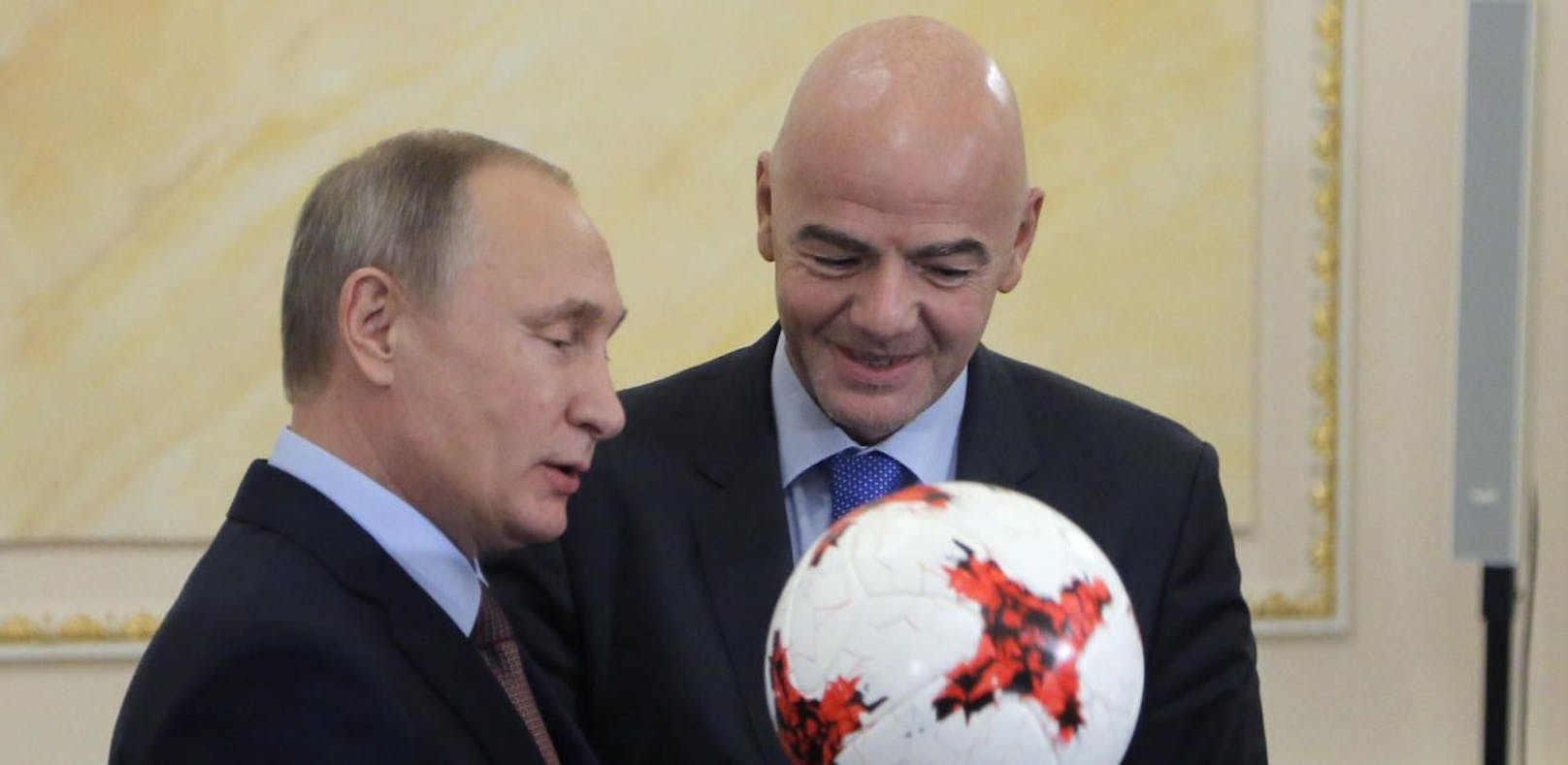 Wladimir Putin und FIFA-Präsident Gianni Infantino verpassen den Journalisten beim Confederations-Cup im Sommer einen Maulkorb. 