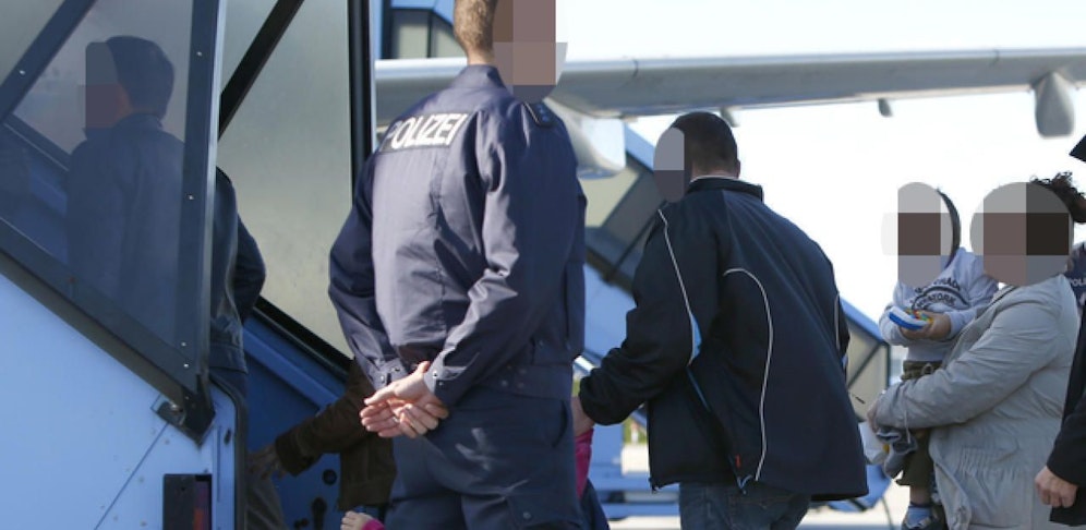 Viele Abschiebungen scheitern, weil Piloten Flüge verweigern.