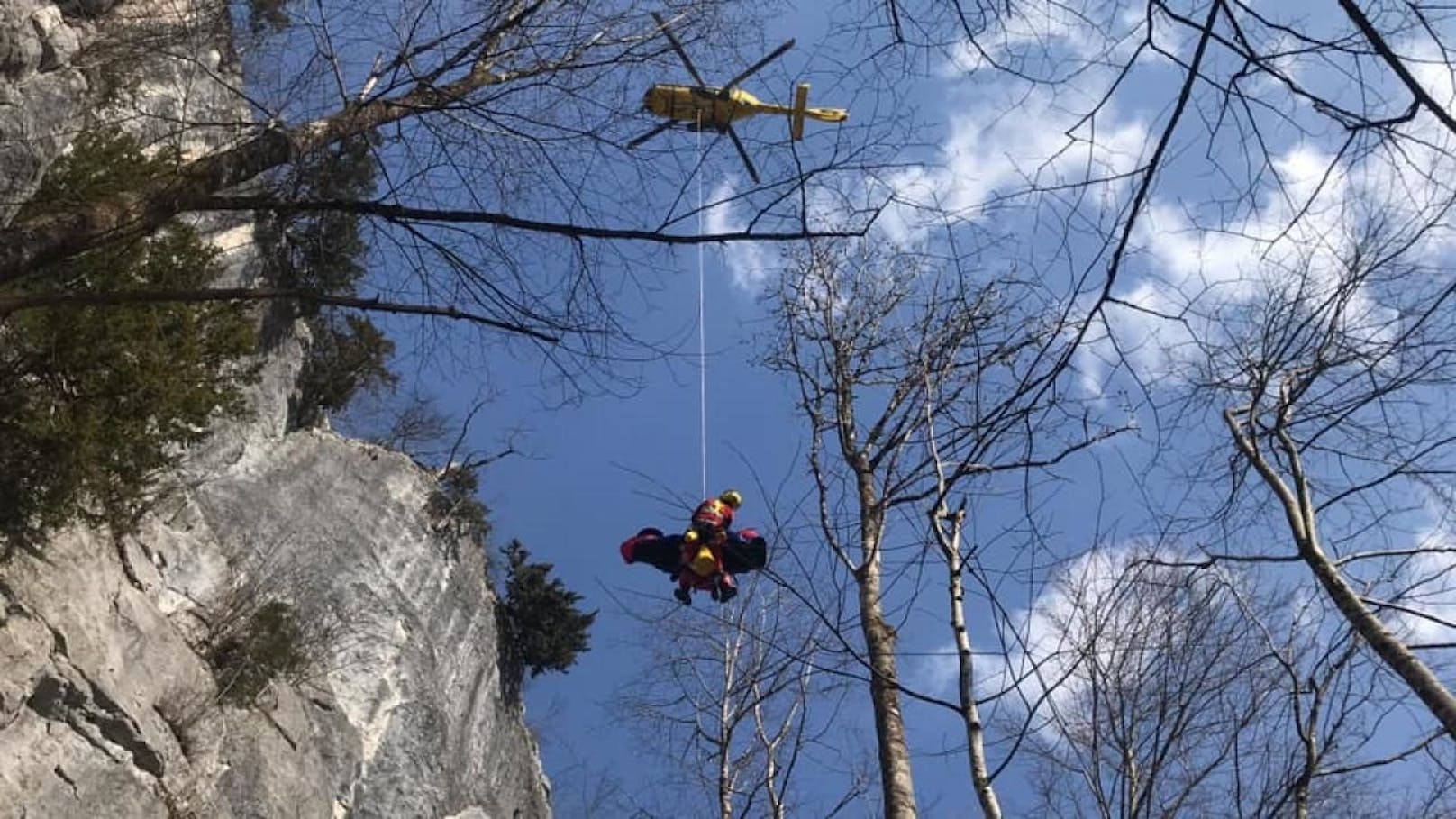 Ein Kletterer stürzte mehr als 33 Meter in die Tiefe und wurde schwer verletzt.