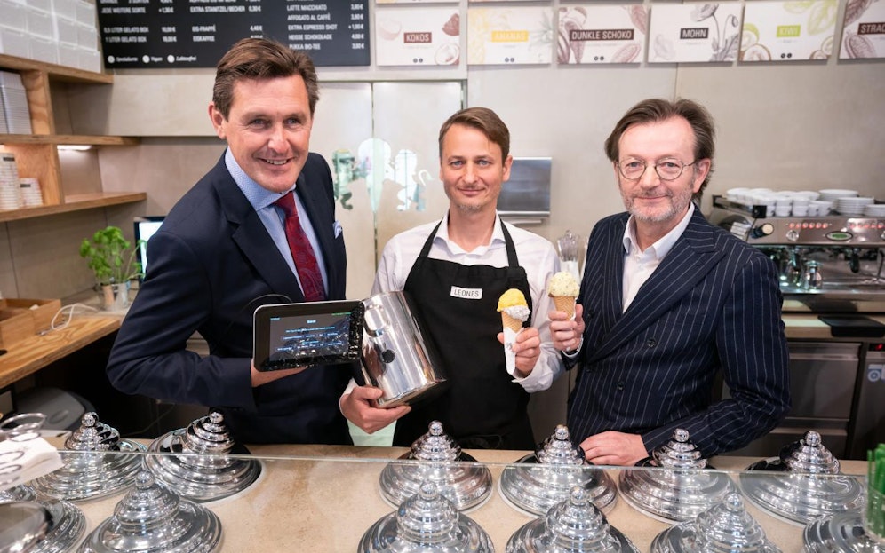 Die Stadt stellt heuer zusätzlich 4,5 Mio. Euro an Digitalisierungsförderung für Klein- und Mittelbetriebe zur Verfügung. (v.l.n.r.: Wirtschafts- und Technologie-Stadtrat Peter Hanke, Eissalon-Chef Giorgio Leone und Wirtschaftsagentur-Geschäftsführer Gerhard Hirczi). (c) PID/David Bohmann